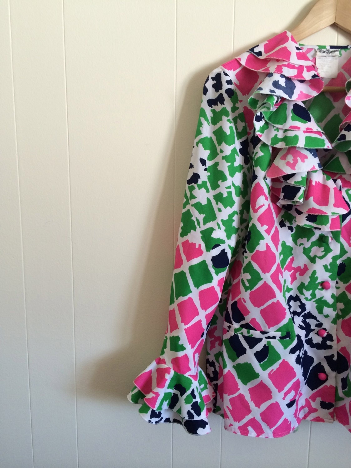 Retro Blumen Bluse/Tiefer Ausschnitt Mit Rüschen Wilde Farben Und Design Mod Psychedelic Abstrakter Druck Retro Blumen Bluse/Tiefer Ausschnitt Mit Rüschen Wilde Farben Und Design Mod Psychedelic Abstrakter Druck von VintageByBeth
