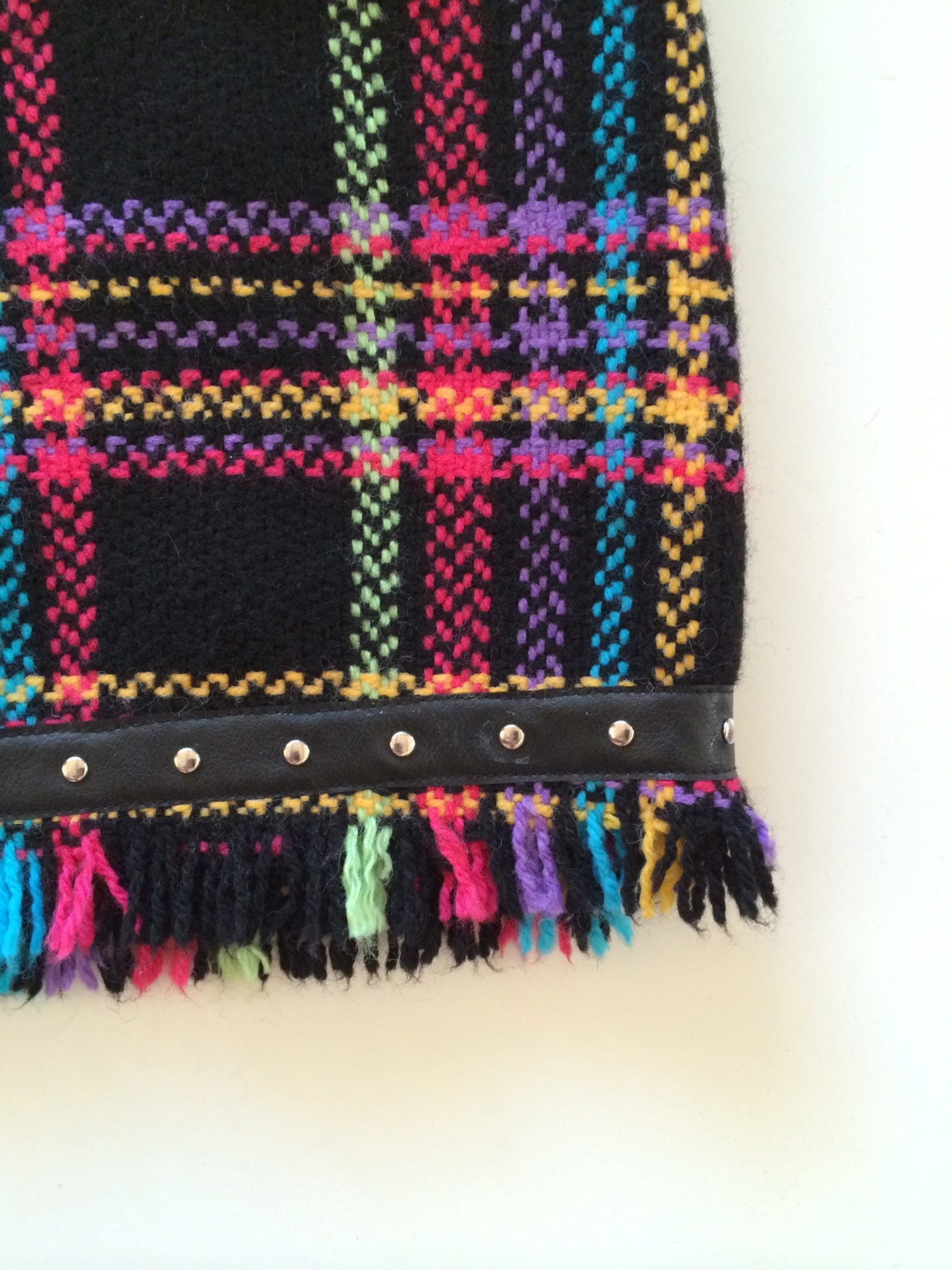Tartan Karierter Rock Italien - Bunte Variante Des Traditionellen Tartan Pinke Flieder Türkis Gelb Auf Schwarz Fransiert Und Nieten Größe 4 Tartan Karierter Rock Italien - Bunte Variante Des Traditionellen Tartan Pinke Flieder Türkis Gelb Auf Schwarz Fransiert Und Nieten Größe 4 von VintageByBeth