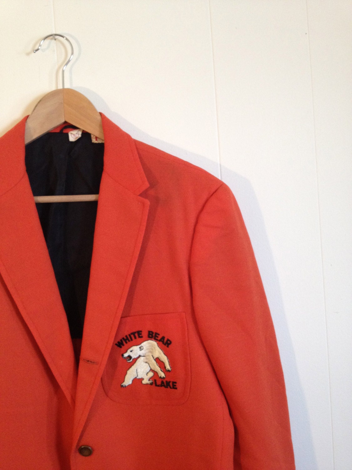 Wilde Orange Sport Mantel- Weißer Bär See Eisbär - Mod Retro Mantel Für Abschlussball Hochzeit von VintageByBeth