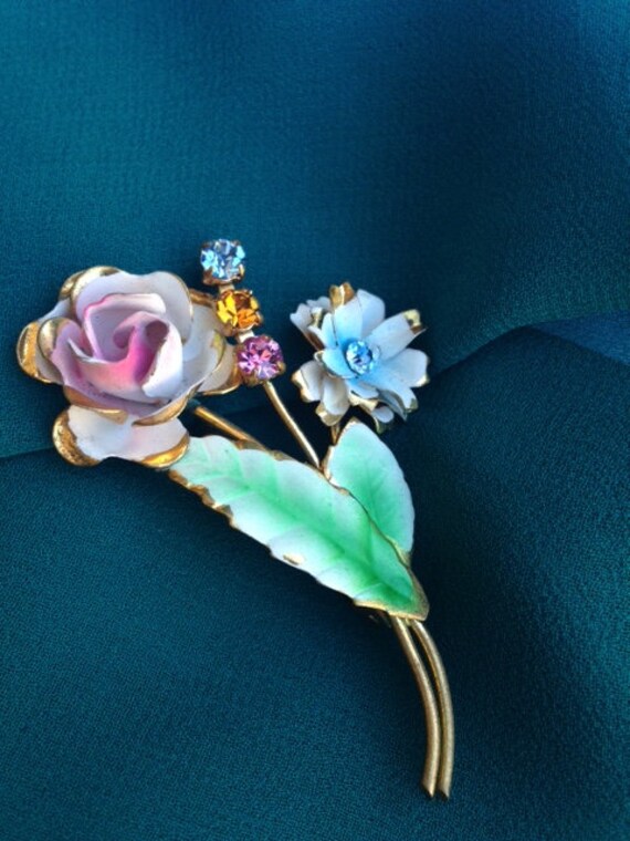 Blütenbrosche Mit Blau, Gelb Und Rosa Strass Emaille Blütenbrosche Mit Blau, Gelb Und Rosa Strass Emaille von VintageByHelena