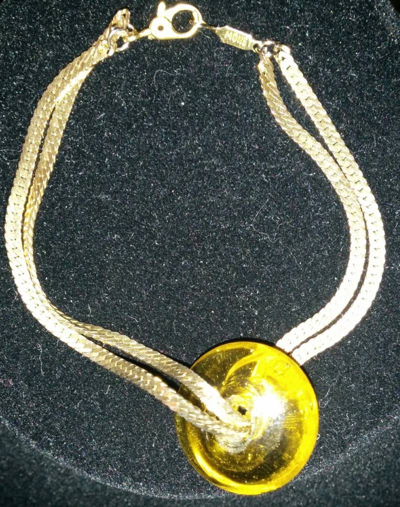 Vintage Signiert Monet Double Chain Armband Mit Bernsteingelbem Glas Charm von VintageByIrene
