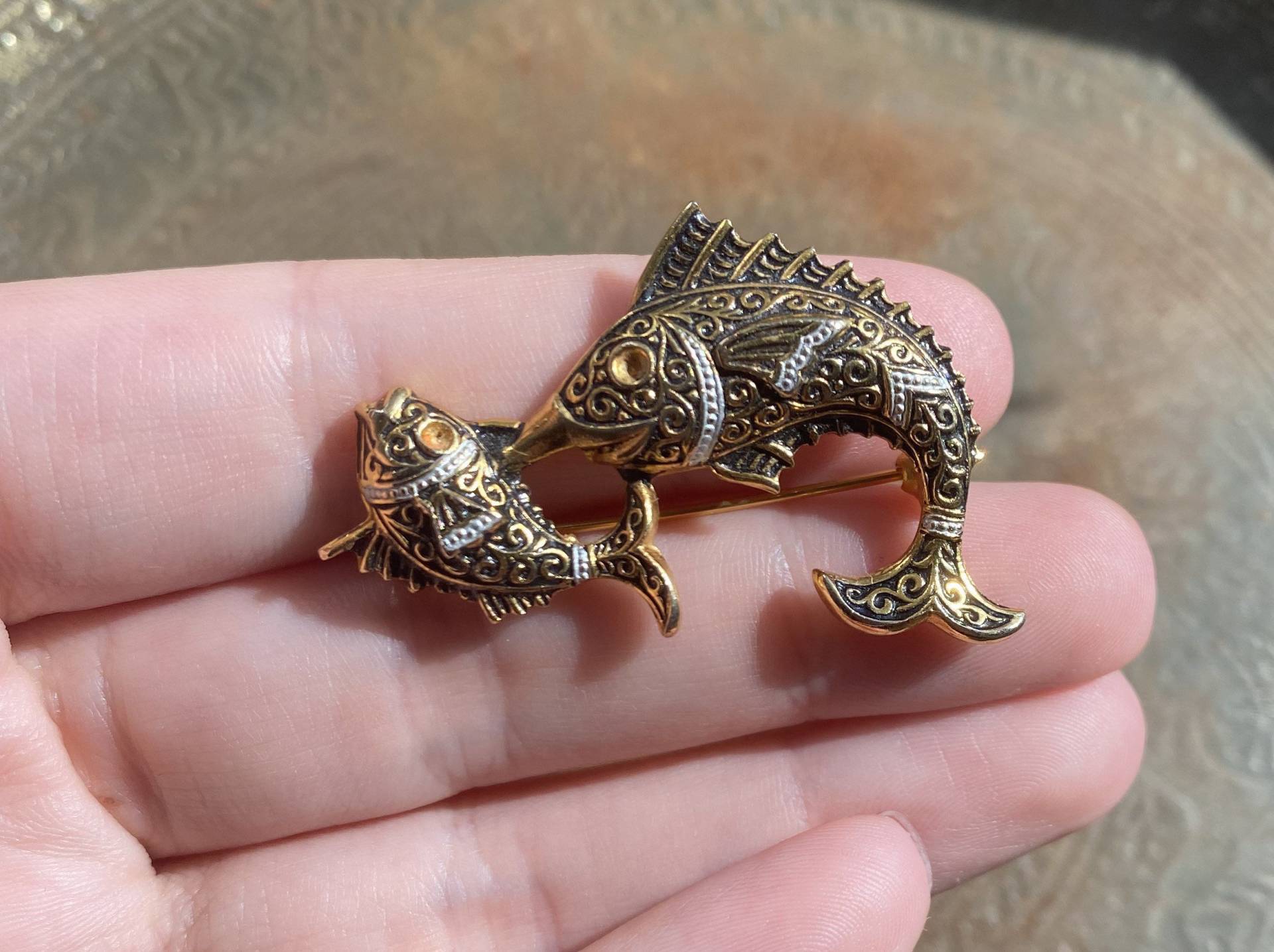 Vintage Gold Ton Detail Fisch Schwertfisch Brosche Anstecknadel Vintage Gold Ton Detail Fisch Schwertfisch Brosche Anstecknadel von VintageByLexCo