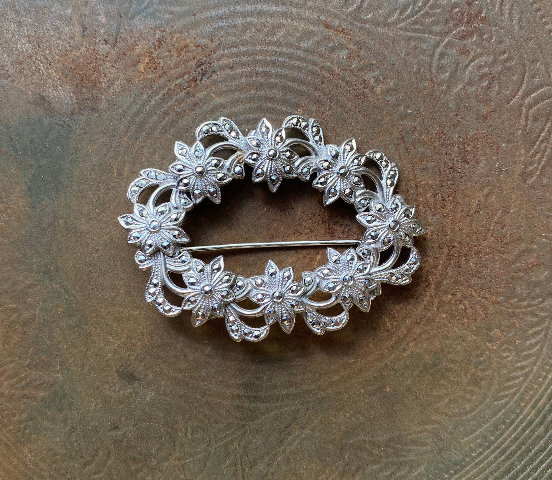 Vintage Blumenkranz Brosche Aus 925Er Silber Und Markasit Vintage Blumenkranz Brosche Aus 925Er Silber Und Markasit von VintageByLexCo