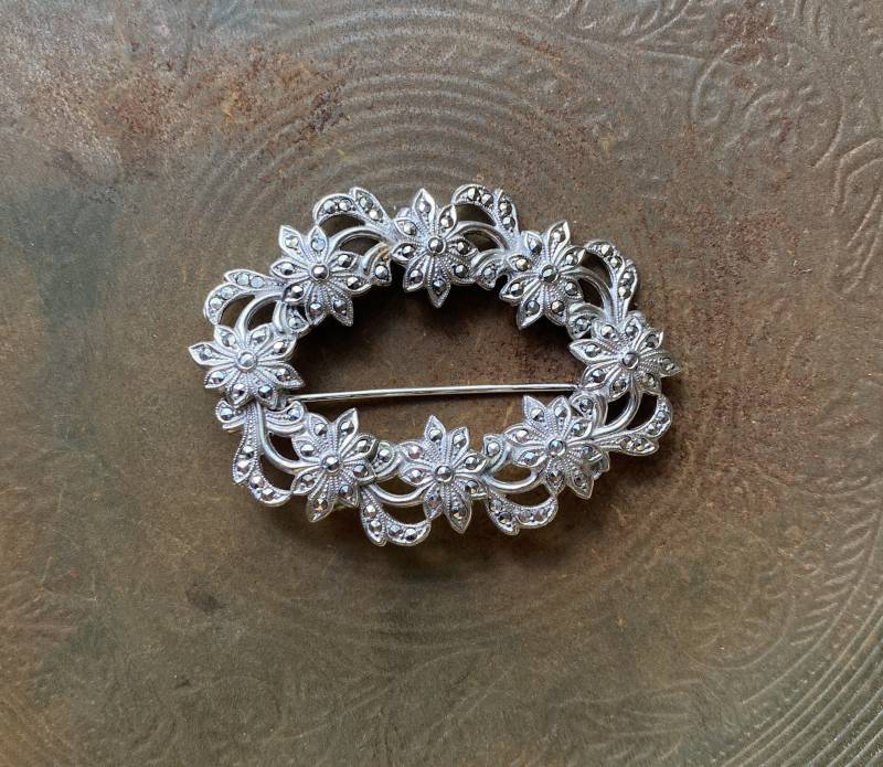 Vintage Blumenkranz Brosche Aus 925Er Silber Und Markasit von VintageByLexCo