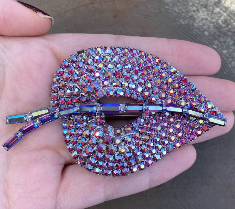 Wunderschöne Vintage Rot Schillernde Strass Brosche Anstecknadel, Urlaubs Anstecknadel von VintageByLexCo