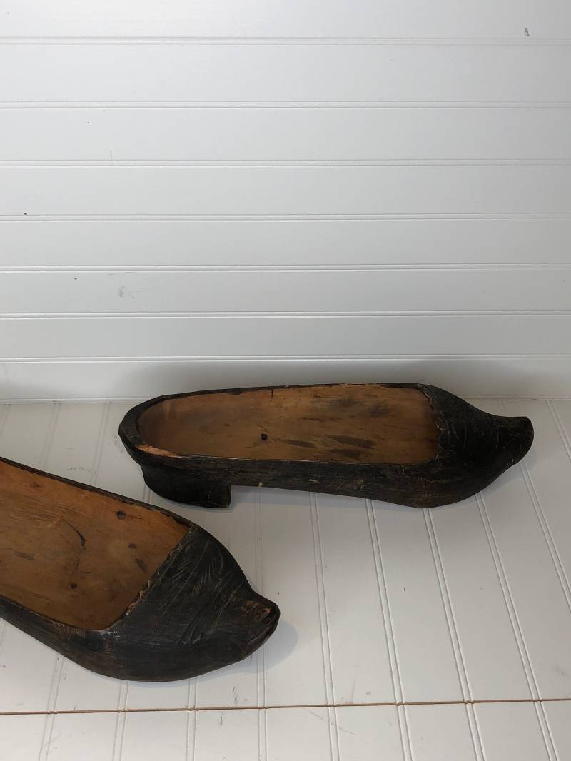 Jahrgang Handgeschnitzte Hölzerne Schuhe Jahrgang Handgeschnitzte Hölzerne Schuhe von VintageByNanette