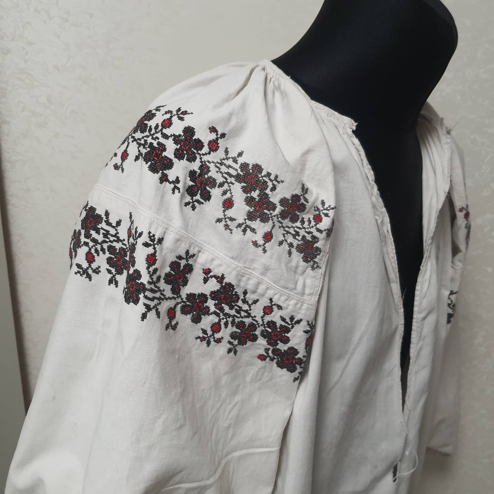 Altes Kleid, Kreuzstich, Altes Trachtenkleid, Handarbeit, Geschenk, Vintage Altes Kleid, Kreuzstich, Altes Trachtenkleid, Handarbeit, Geschenk, Vintage von VintageByNataliya