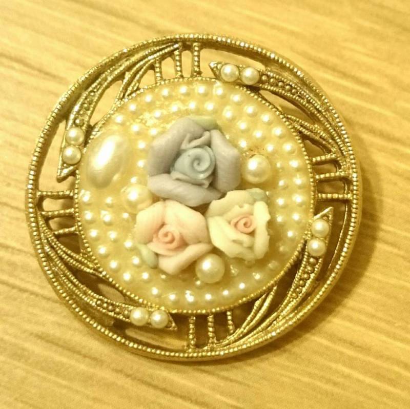 Vintage Brosche 1950 Weiße Perle Effekt Floral Mit Gold Ton Finish von VintageByThomas