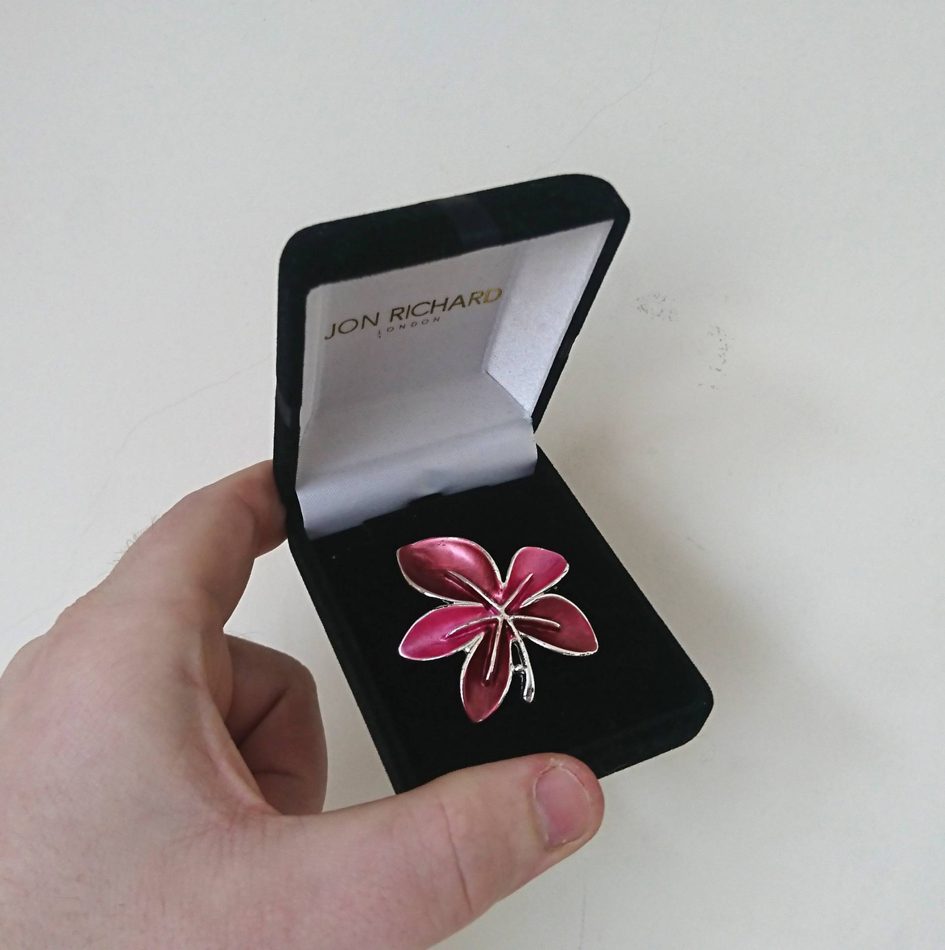 Vintage Brosche Boxed Herbst Blatt Rot Emaille Silber Ton Kostüm Schmuck Pin von VintageByThomas