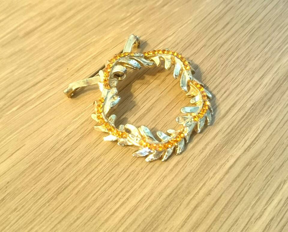 Vintage Brosche Schal Gold Ton Orange Strass Band Kostüm Schmuck Womans Statement Stück von VintageByThomas