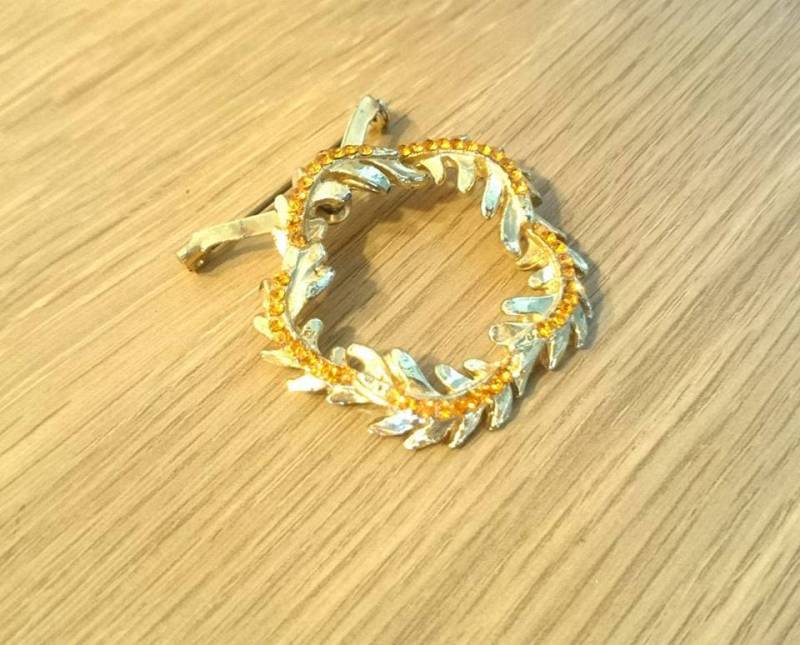 Vintage Brosche Schal Gold Ton Orange Strass Band Kostüm Schmuck Womans Statement Stück von VintageByThomas