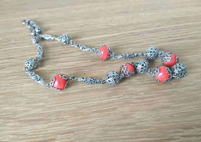 Vintage Halskette Silber Ton Metall Kleine C Verschluss Kostüm Schmuck von VintageByThomas