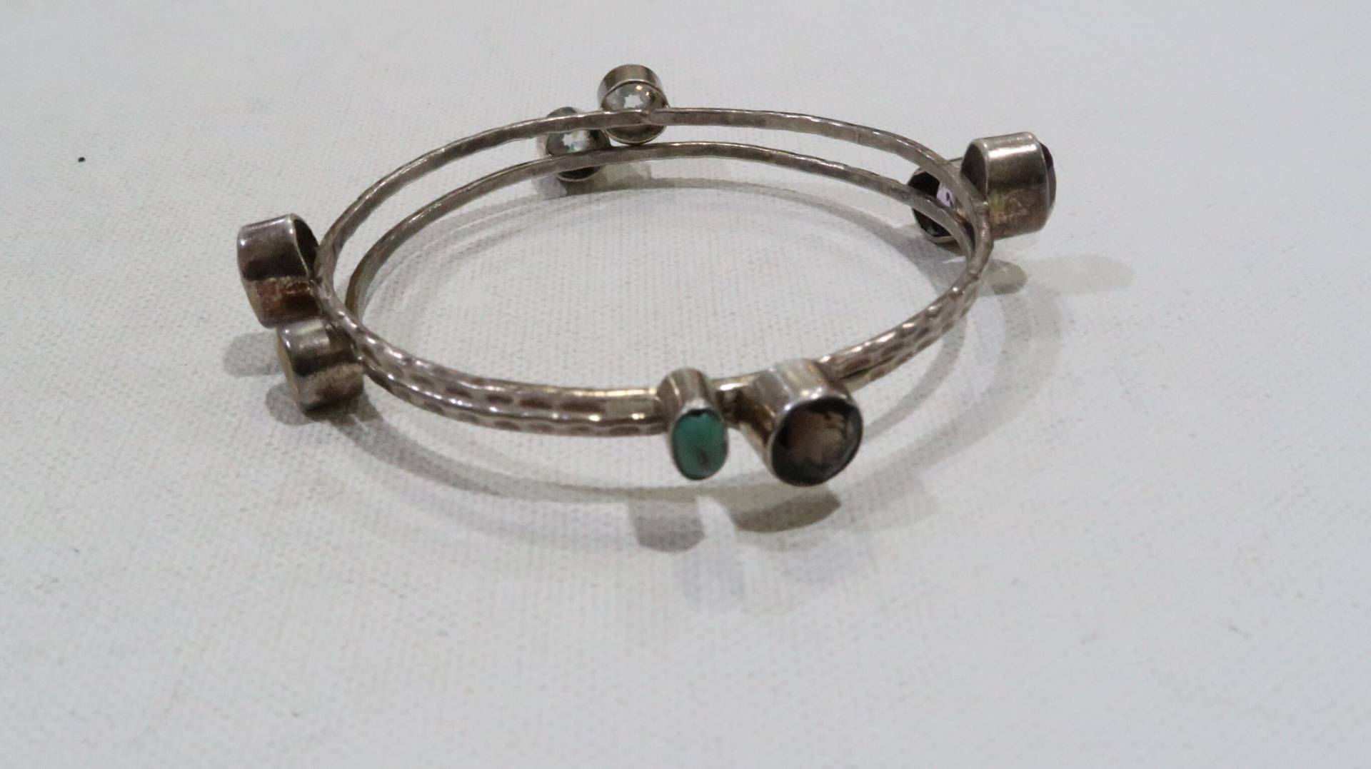 Gehämmerter Armreif Aus Sterlingsilber, Besetzt Mit Citrin, Rauchquarz, Amethyst, Weißem Quarz, Türkis, Rubin, Kristall von VintageByTrader