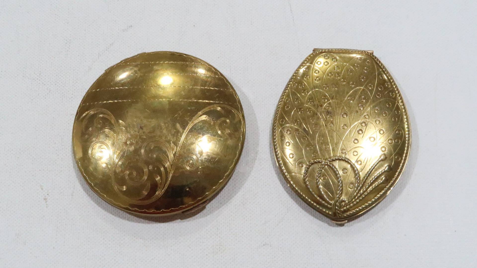 Goldfarbene Vintage-Dorset-Fifth-Avenue-Kompaktdose Und American Beauty Made in Usa-Kompaktdose Goldfarbene Vintage-Dorset-Fifth-Avenue-Kompaktdose Und American Beauty Made in Usa-Kompaktdose von VintageByTrader