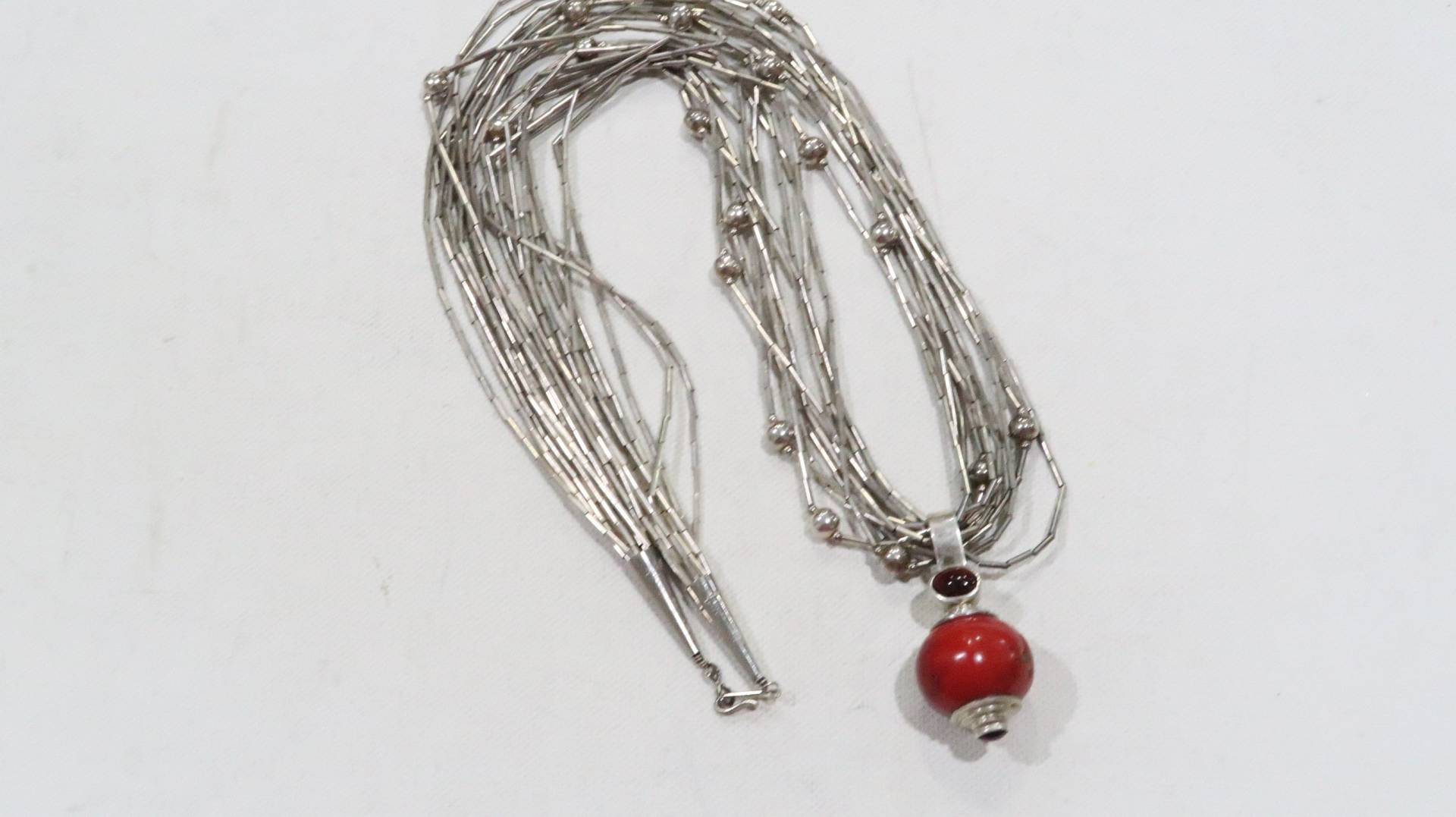 Große Flüssige Silberkette An Einem Echten Korallenanhänger Mit Eingelassenem Granat von VintageByTrader