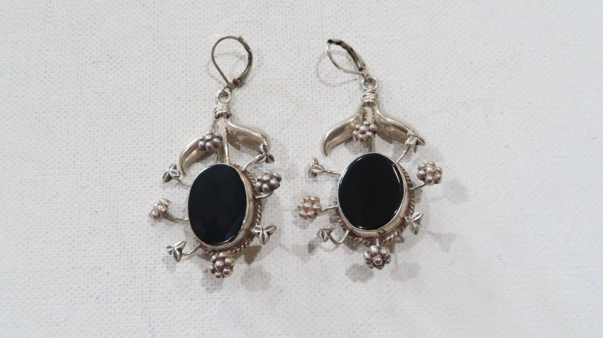 Große Statement-Ohrringe Aus Sterlingsilber Mit Schwarzem Onyx Und Blumenmotiv Große Statement-Ohrringe Aus Sterlingsilber Mit Schwarzem Onyx Und Blumenmotiv von VintageByTrader