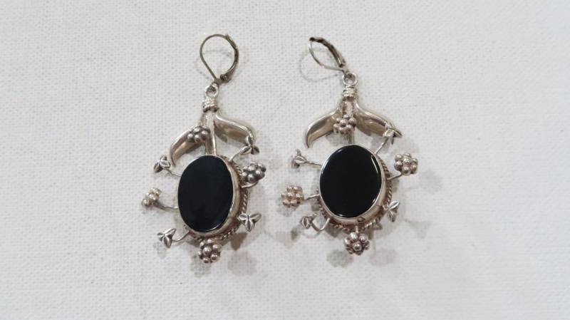 Große Statement-Ohrringe Aus Sterlingsilber Mit Schwarzem Onyx Und Blumenmotiv Große Statement-Ohrringe Aus Sterlingsilber Mit Schwarzem Onyx Und Blumenmotiv von VintageByTrader