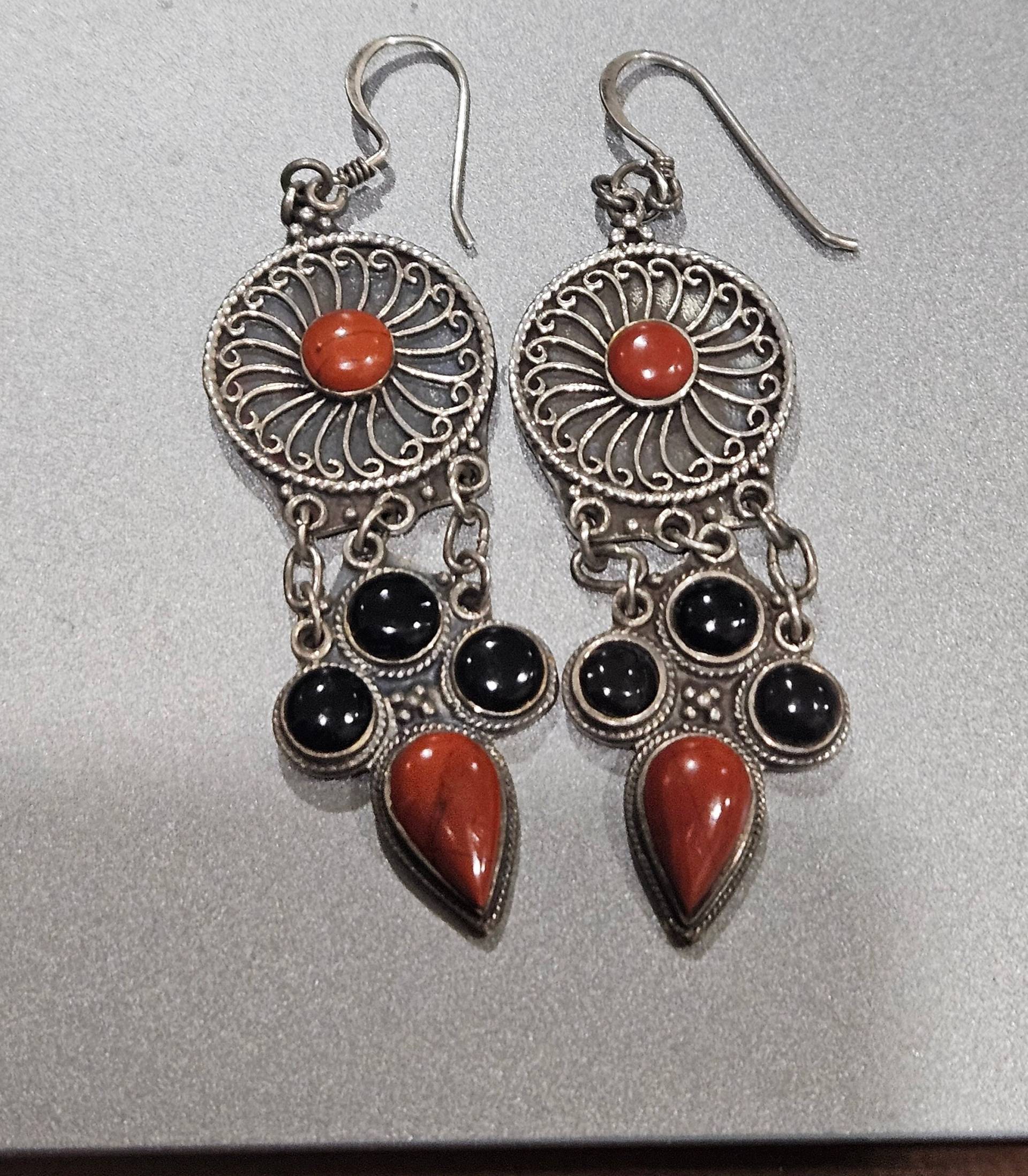 Lange Ohrhänger Aus Sterlingsilber Mit Rotem Jaspis Und Schwarzem Onyx von VintageByTrader