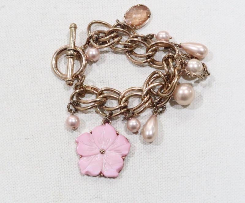 Monet Rosa Mutter Der Perle Geschnitzte Blume Charme Und Kristall Knebelarmband Monet Rosa Mutter Der Perle Geschnitzte Blume Charme Und Kristall Knebelarmband von VintageByTrader