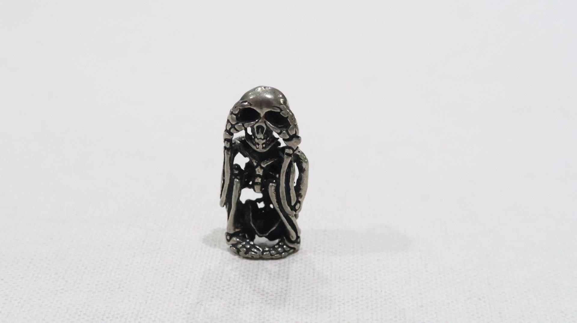 Silber Sitzender Skelett Anhänger Silber Sitzender Skelett Anhänger von VintageByTrader