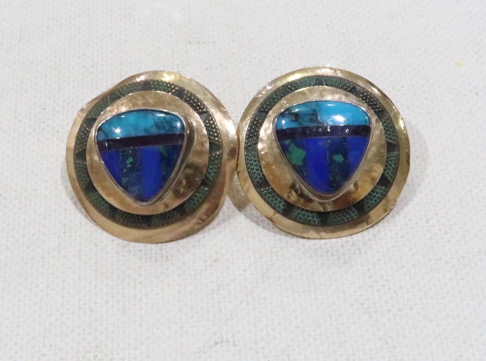 Vintage Bronze Gemusterte Tabra Türkis, Lapis, Azurit Malachit Inlay Ohrringe von VintageByTrader