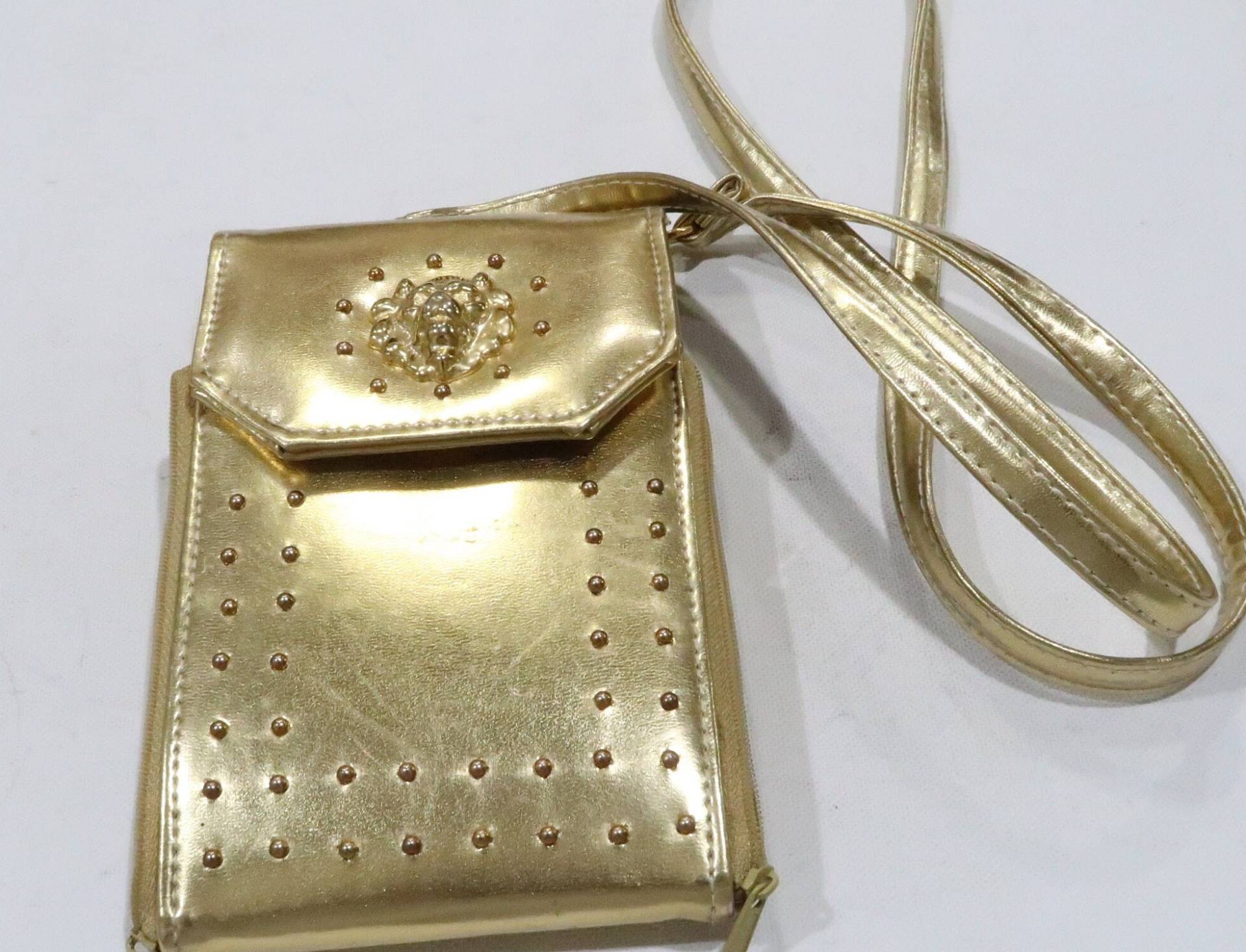 Vintage Löwenkopf Crossbody-Tasche/Abendtasche in Gelbgoldener Farbe Mit Brieftasche Und Mehreren Fächern Vintage Löwenkopf Crossbody-Tasche/Abendtasche in Gelbgoldener Farbe Mit Brieftasche Und Mehreren Fächern von VintageByTrader