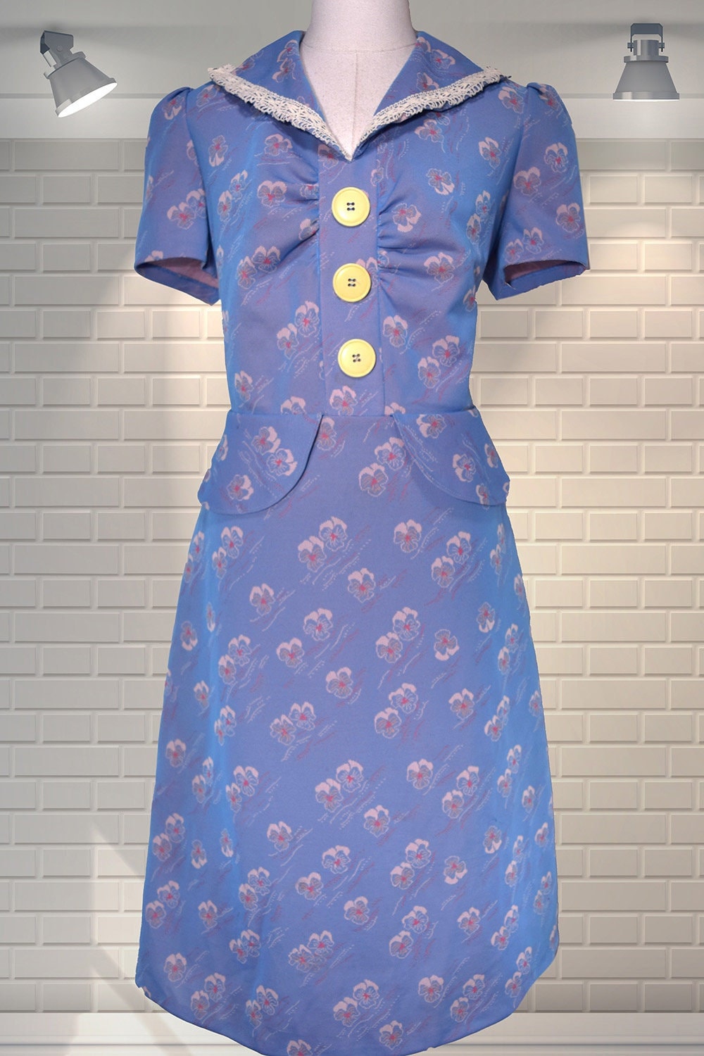 Erstaunliches Vintage Pansy Print 1970Er Schößchen Kleid Crimplene Uk 14 von VintageCapsule