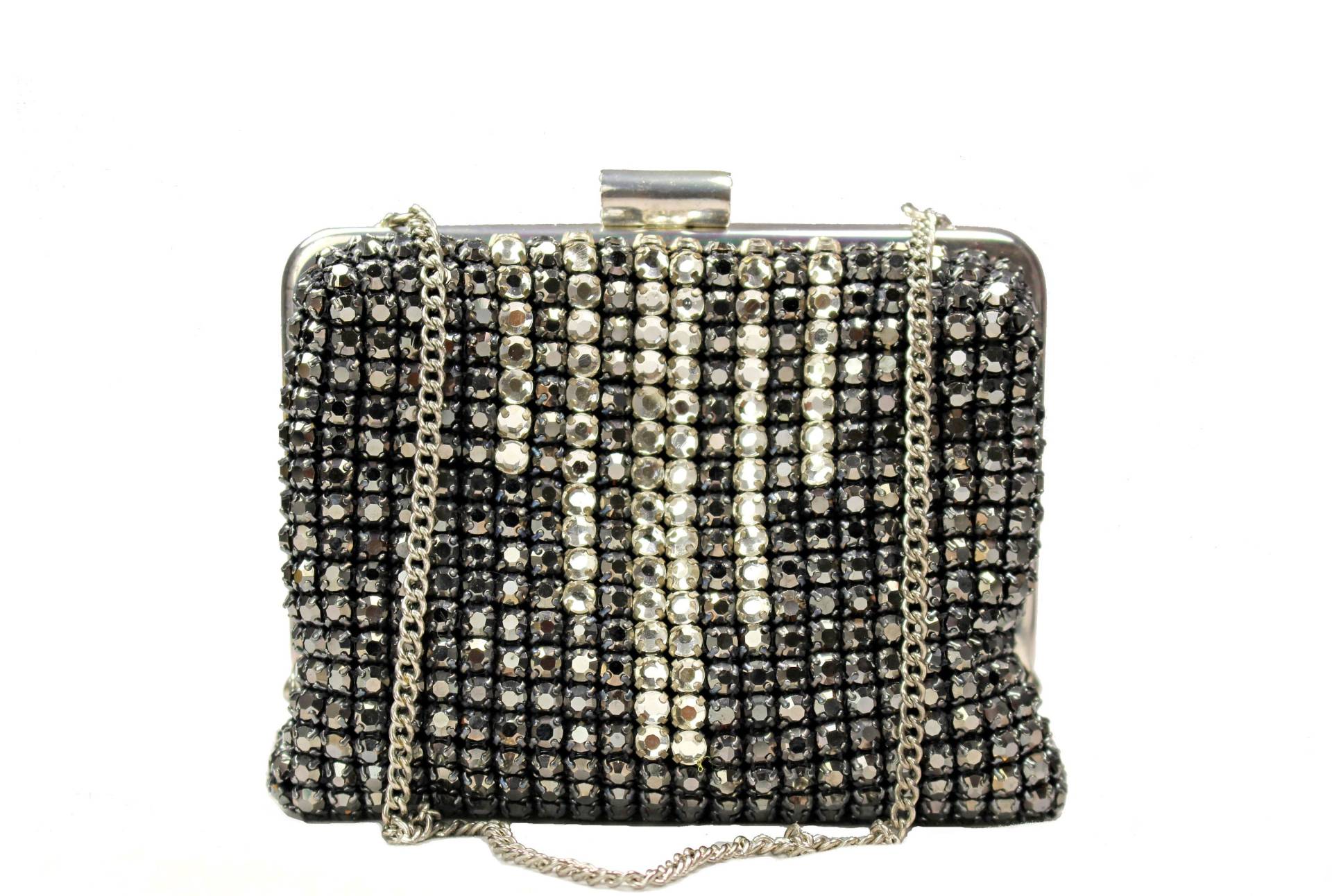 Zweifarbige Handgemachte Strass-Clutch Mit Silbernem Kettengriff Zweifarbige Handgemachte Strass-Clutch Mit Silbernem Kettengriff von VintageCarwen