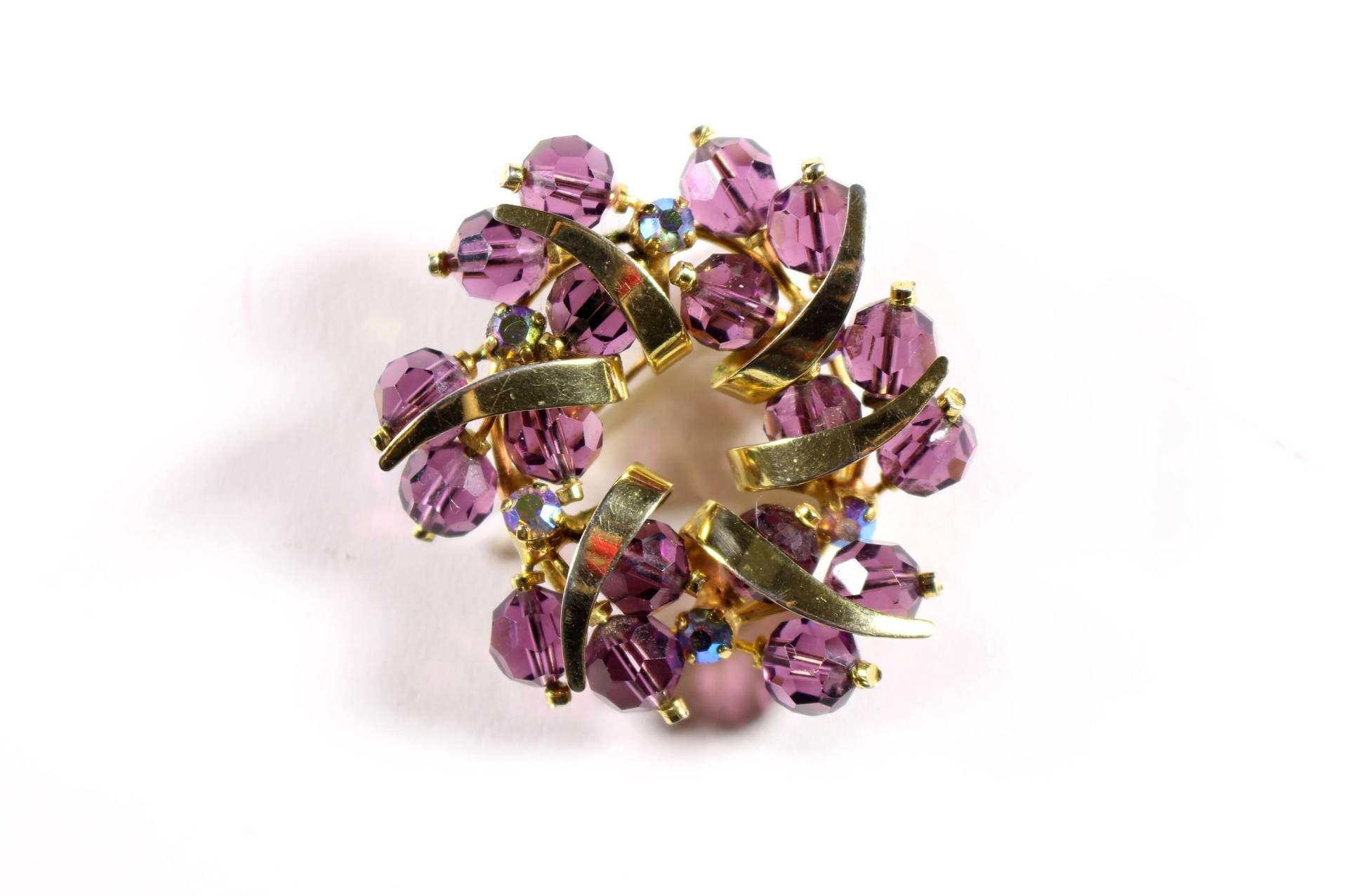 Girlandenförmige Brosche Mit Violetten Steinen von VintageCarwen