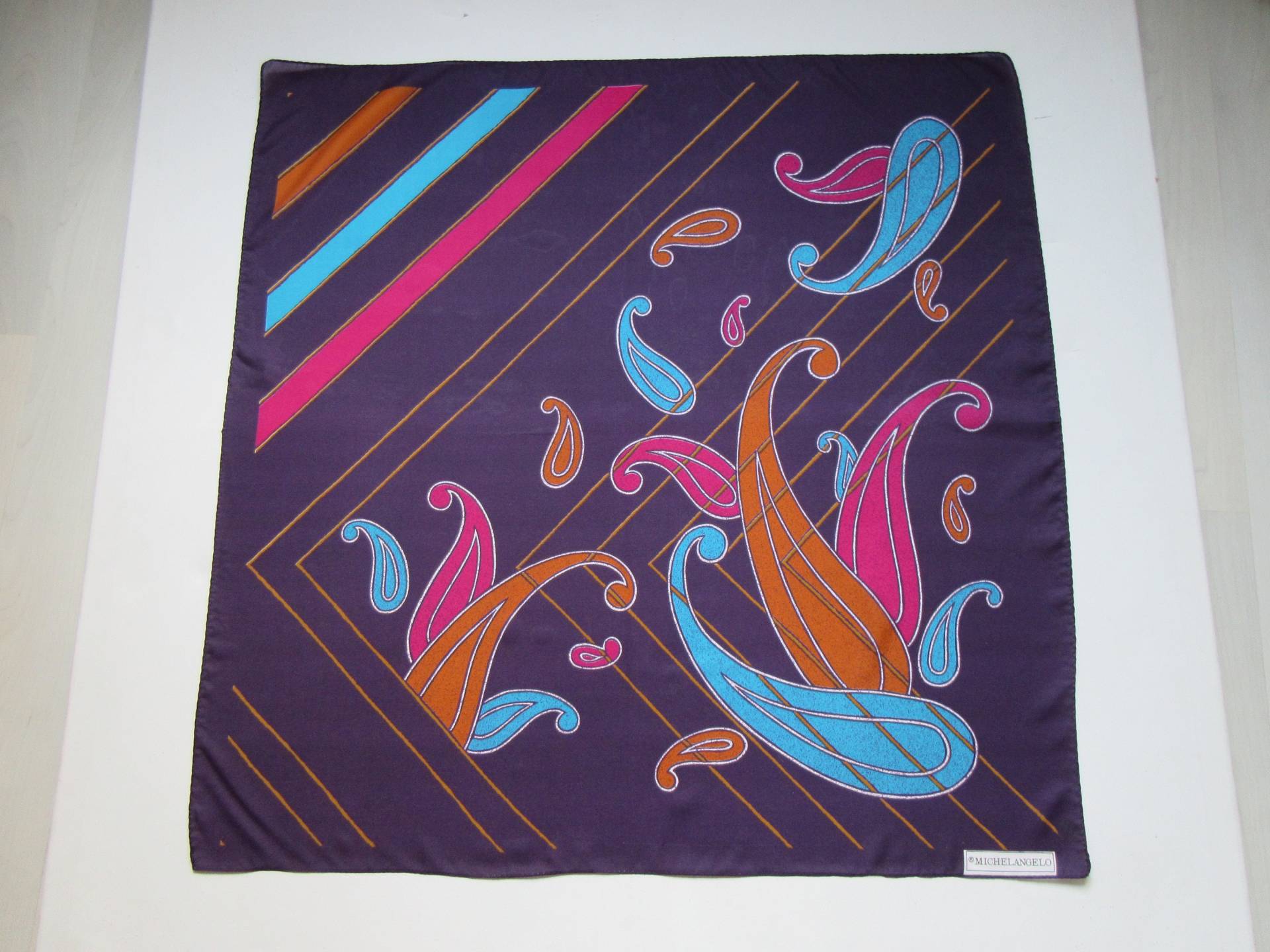 Vintage Michelangelo Signierter Schal Paisley Design, Lila Polyester Print Schal, Schöner Satte Farben, Quadratisch 78cm Vintage Michelangelo Signierter Schal Paisley Design, Lila Polyester Print Schal, Schöner Satte Farben, Quadratisch 78cm von VintageCollectorGift