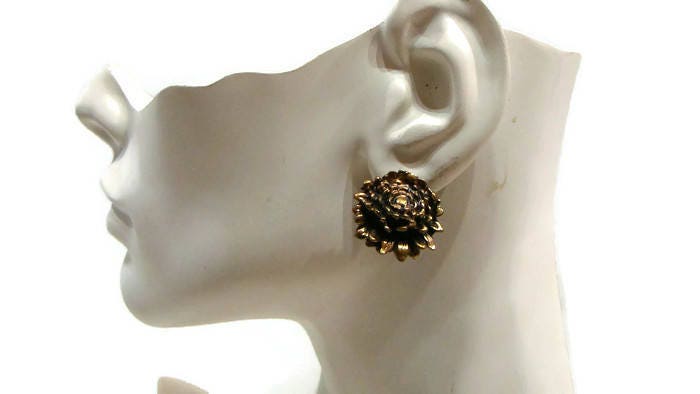 Vintage Clip On Earrings Gold Bronze Flower von VintageConnoisseur
