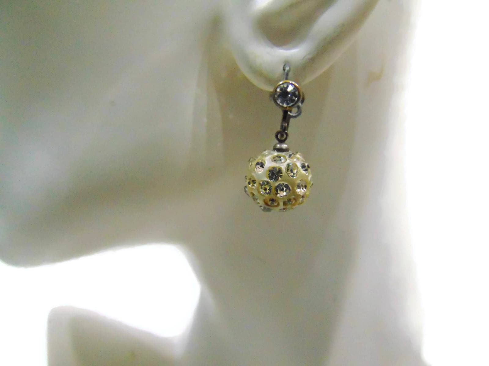 Vintage Screw Back Earrings Clip On Drop Dangle von VintageConnoisseur