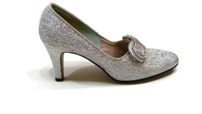 Vintage Silver Heels Metallic Sparkly Close Toe von VintageConnoisseur