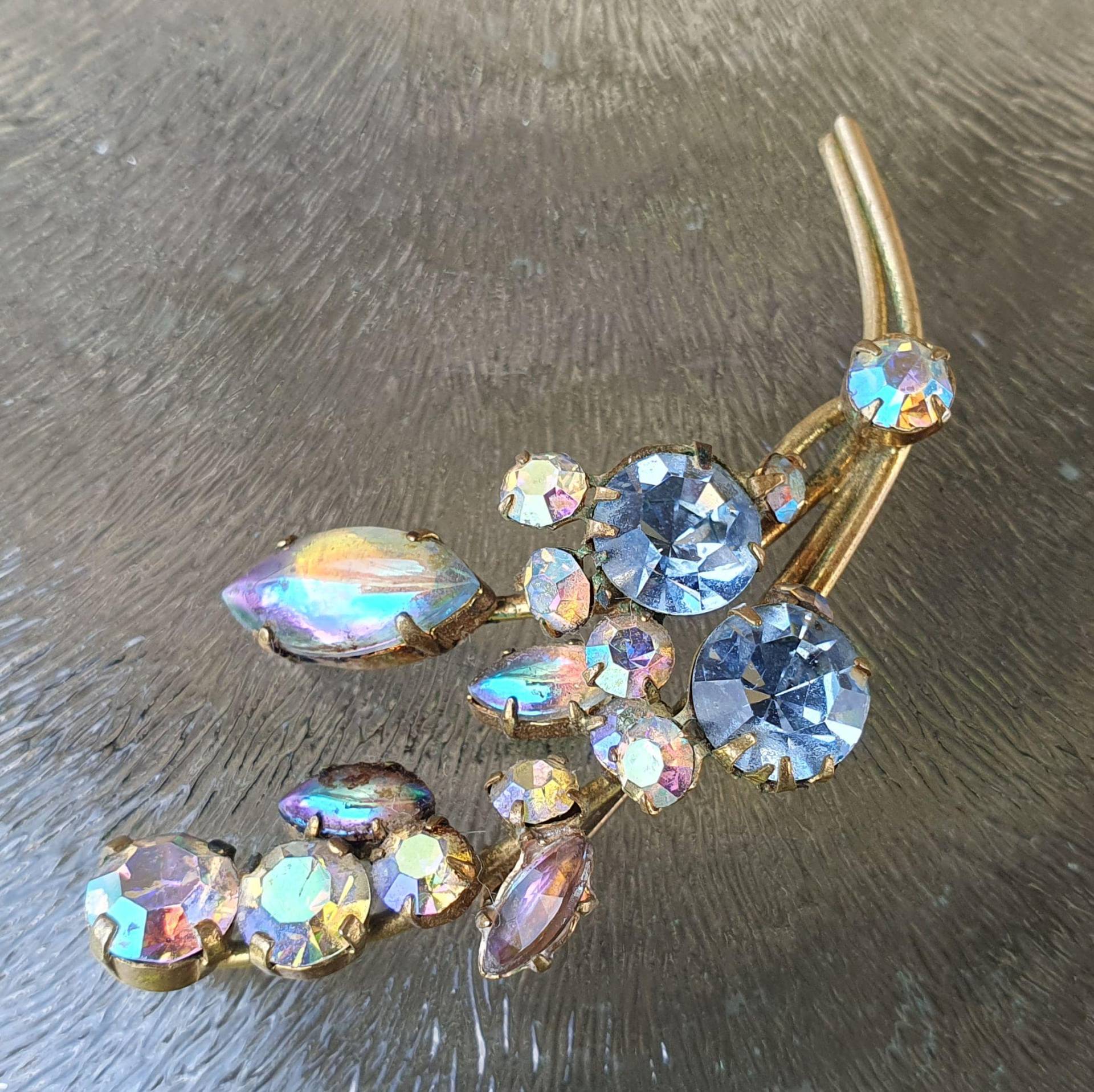 Strass Brosche, Blatt Style Mit Bunten Kristallen Ab-Beschichtung, 50Er Jahre Vintage von VintageDeBlijeEkster