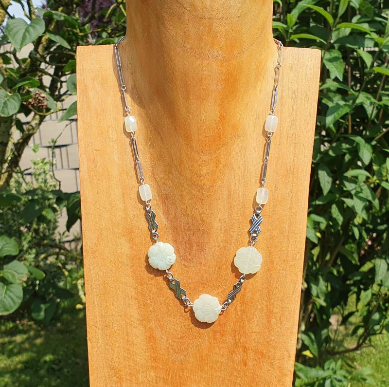 Upcycled Edelstein-Halskette Mit Handgeschnitzten Jade-Perlen von VintageDeBlijeEkster