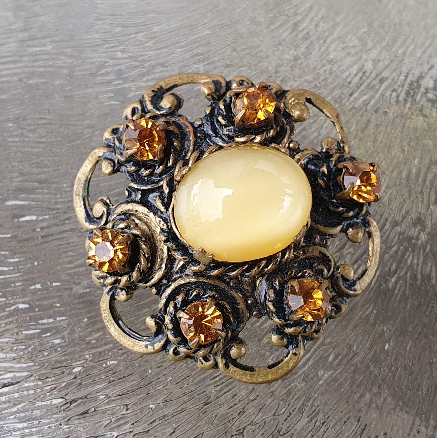 Vintage Brosche Aus Bronze Und Bernstein Katzenauge Mit Cabochon Kristall-strass, 1970Er Jahre von VintageDeBlijeEkster