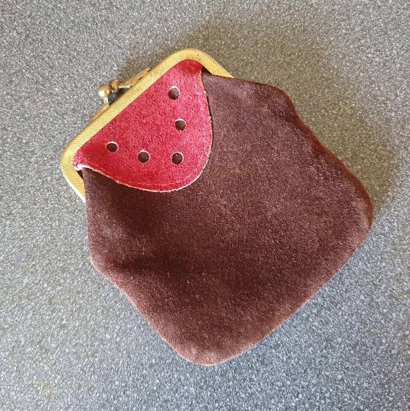 Vintage Geldbeutel Mit Klippverschluss, Braunes Und Rotes Wildleder von VintageDeBlijeEkster