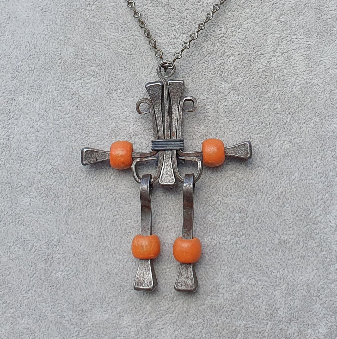 Vintage Hufeisennagel Anhänger Und Kette Mit Orangenen Holzperlen von VintageDeBlijeEkster