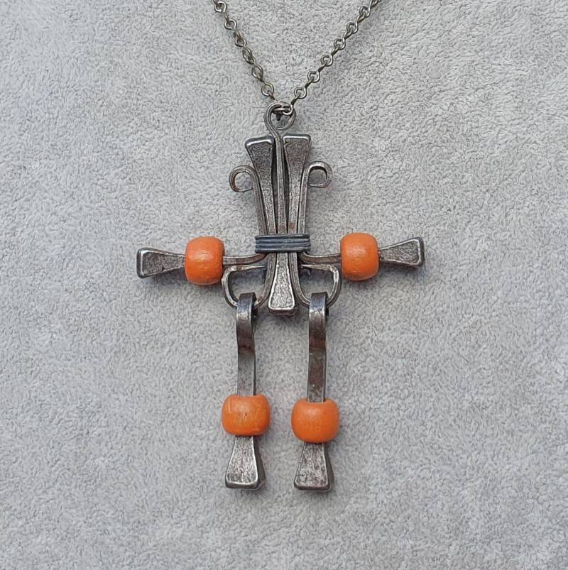 Vintage Hufeisennagel Anhänger Und Kette Mit Orangenen Holzperlen von VintageDeBlijeEkster