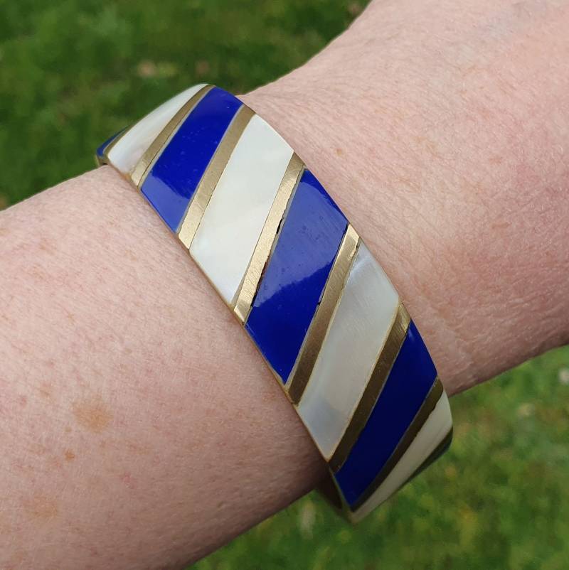 Vintage Messing Armreif Lapis Lazuli & Perlmutt Inlay, Nahezu Neuwertiger Zustand von VintageDeBlijeEkster