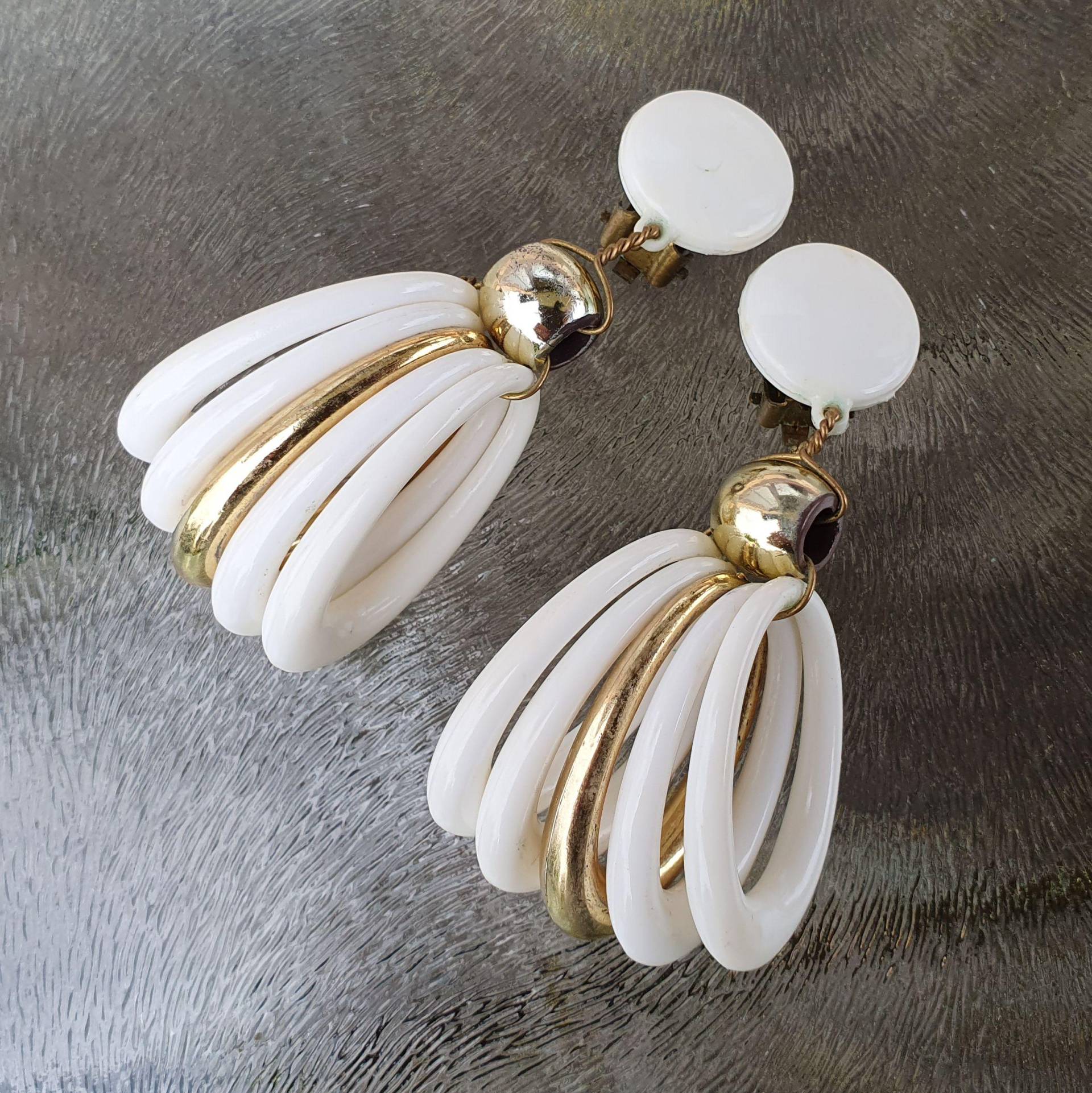 Vintage Ohrclips Aus Den 80Er Jahren in Weiß Und Gold von VintageDeBlijeEkster