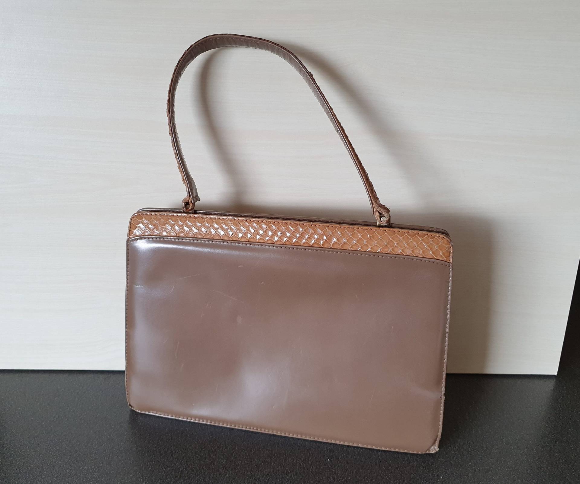 Vintage Taupe 1940Er Handtasche Mit Schlangenleder Griff, Seitlicher Verschluss von VintageDeBlijeEkster