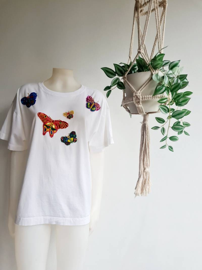 Escada Schmetterling Pailletten T-Shirt Von Margaretha Ley Vintage 90Er Jahre Designer Ziersteine Oberteil Made in Germany Weiß Bunt Escada Schmetterling Pailletten T-Shirt Von Margaretha Ley Vintage 90Er Jahre Designer Ziersteine Oberteil Made in Germany Weiß Bunt von VintageDealersHH
