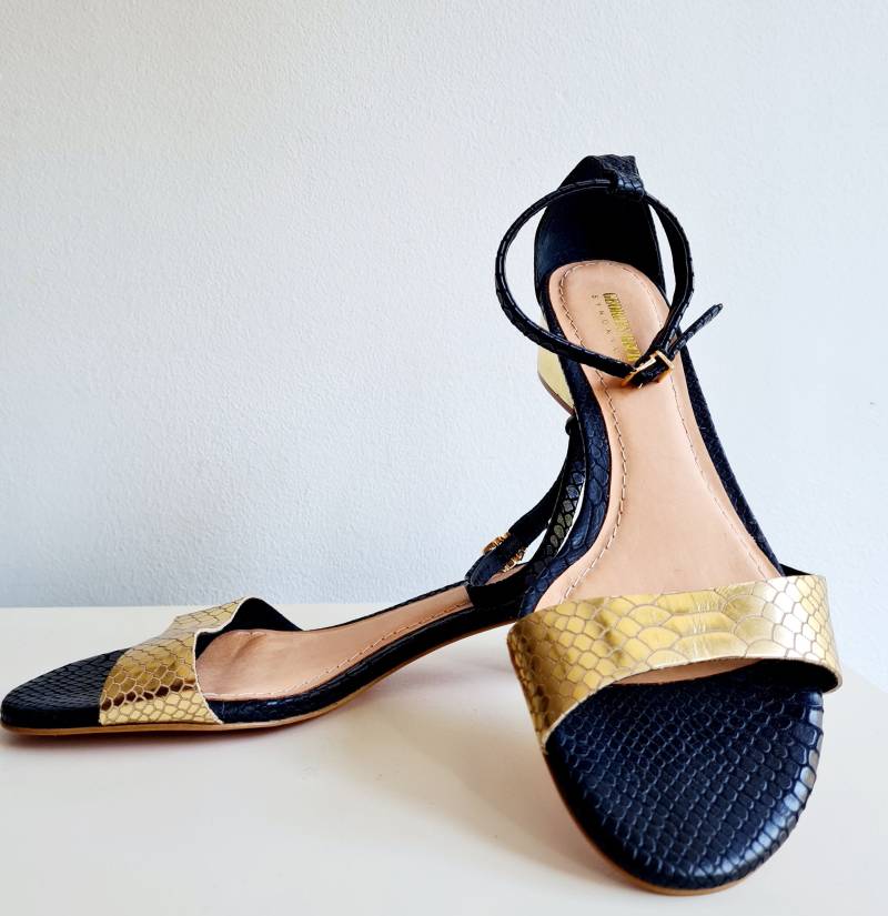 Georges Rech Vintage Synonyme Riemchen Sandaletten Designer Schuhe Made in France Bequem Leder Blockabsatz Schwarz Gold Gr. 40 Selten Georges Rech Vintage Synonyme Riemchen Sandaletten Designer Schuhe Made in France Bequem Leder Blockabsatz Schwarz Gold Gr. 40 Selten von VintageDealersHH