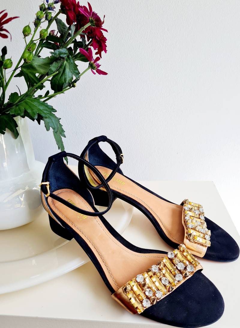 Georges Rech Vintage Synonyme Riemchen Sandaletten Designer Schuhe Made in France Wildleder Strasssteine Blockabsatz Schwarz Gold Kristall Georges Rech Vintage Synonyme Riemchen Sandaletten Designer Schuhe Made in France Wildleder Strasssteine Blockabsatz Schwarz Gold Kristall von VintageDealersHH