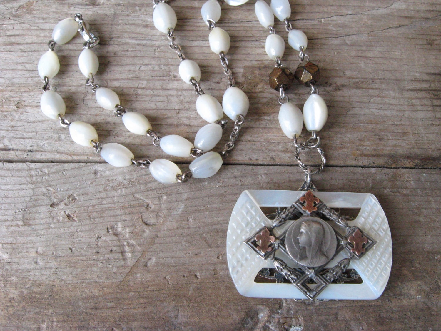 Collage Perlmutt Rosenkranz Halskette - Lourdes Mary Medaille von VintageDelightsToo