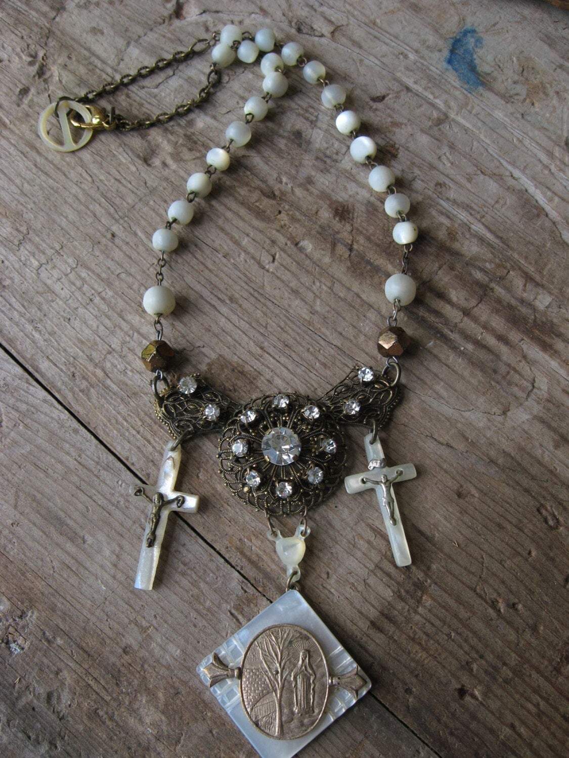 Vintage Filigrane Strass Anhänger Halskette Mop Kreuze & Beauraing Medaille von VintageDelightsToo