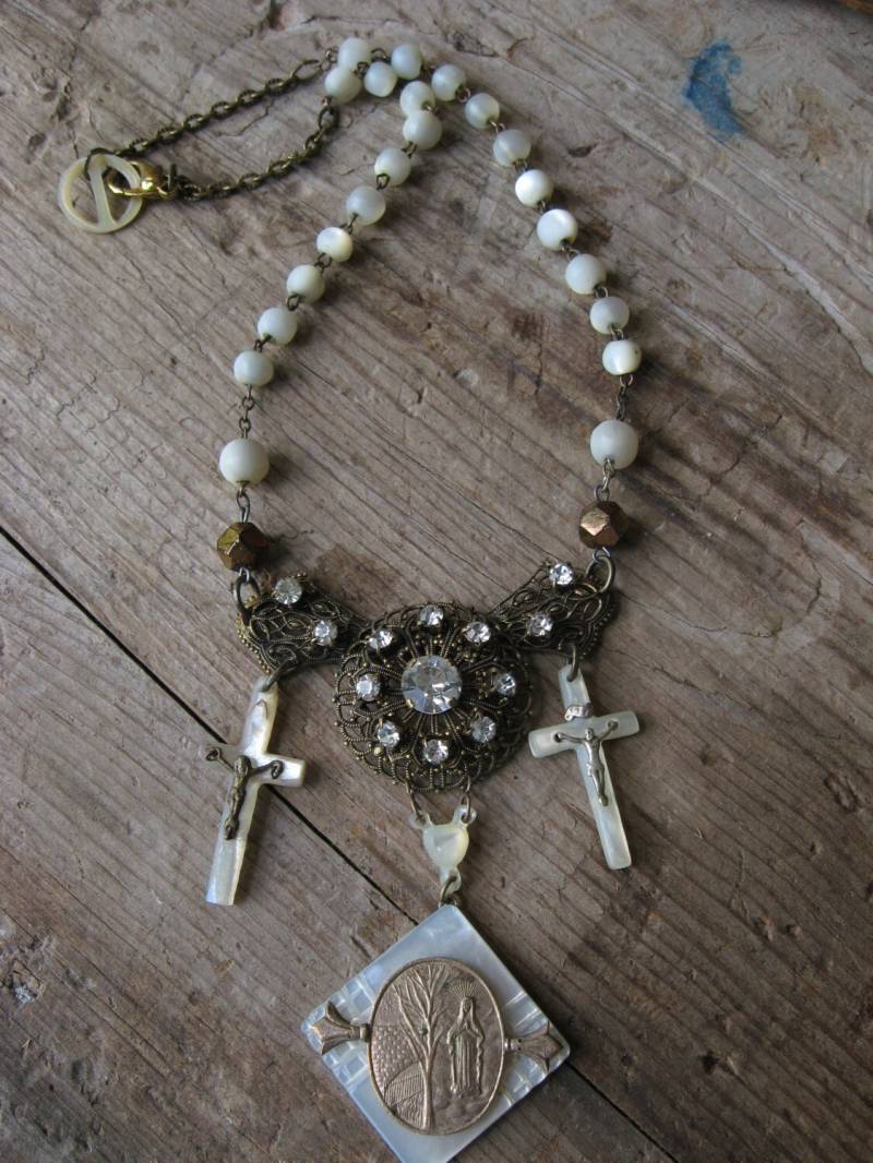 Vintage Filigrane Strass Anhänger Halskette Mop Kreuze & Beauraing Medaille Vintage Filigrane Strass Anhänger Halskette Mop Kreuze & Beauraing Medaille von VintageDelightsToo