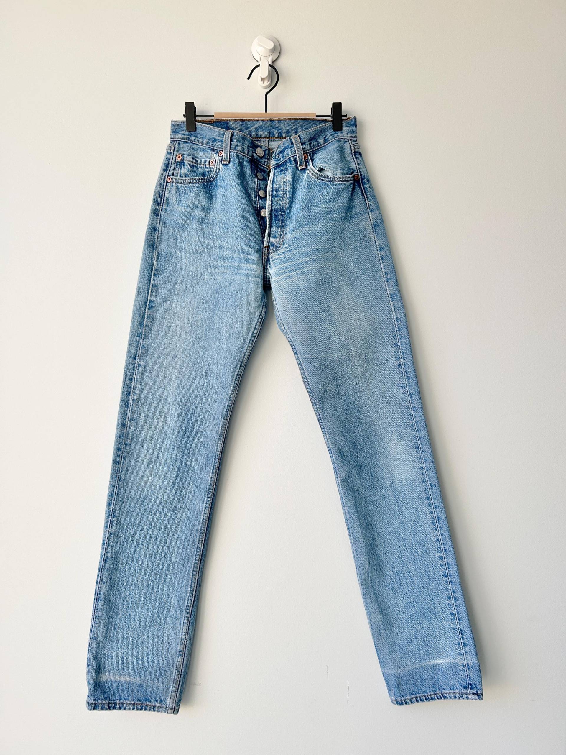 Levi's 501 Vintage W27 L33 Medium Blau Farbton Made in Usa 90S Gerades Bein Jeans 26 "/ 27" Taille Tbcengland Levi's 501 Vintage W27 L33 Medium Blau Farbton Made in Usa 90S Gerades Bein Jeans 26 "/ 27" Taille Tbcengland von VintageDenimEdit