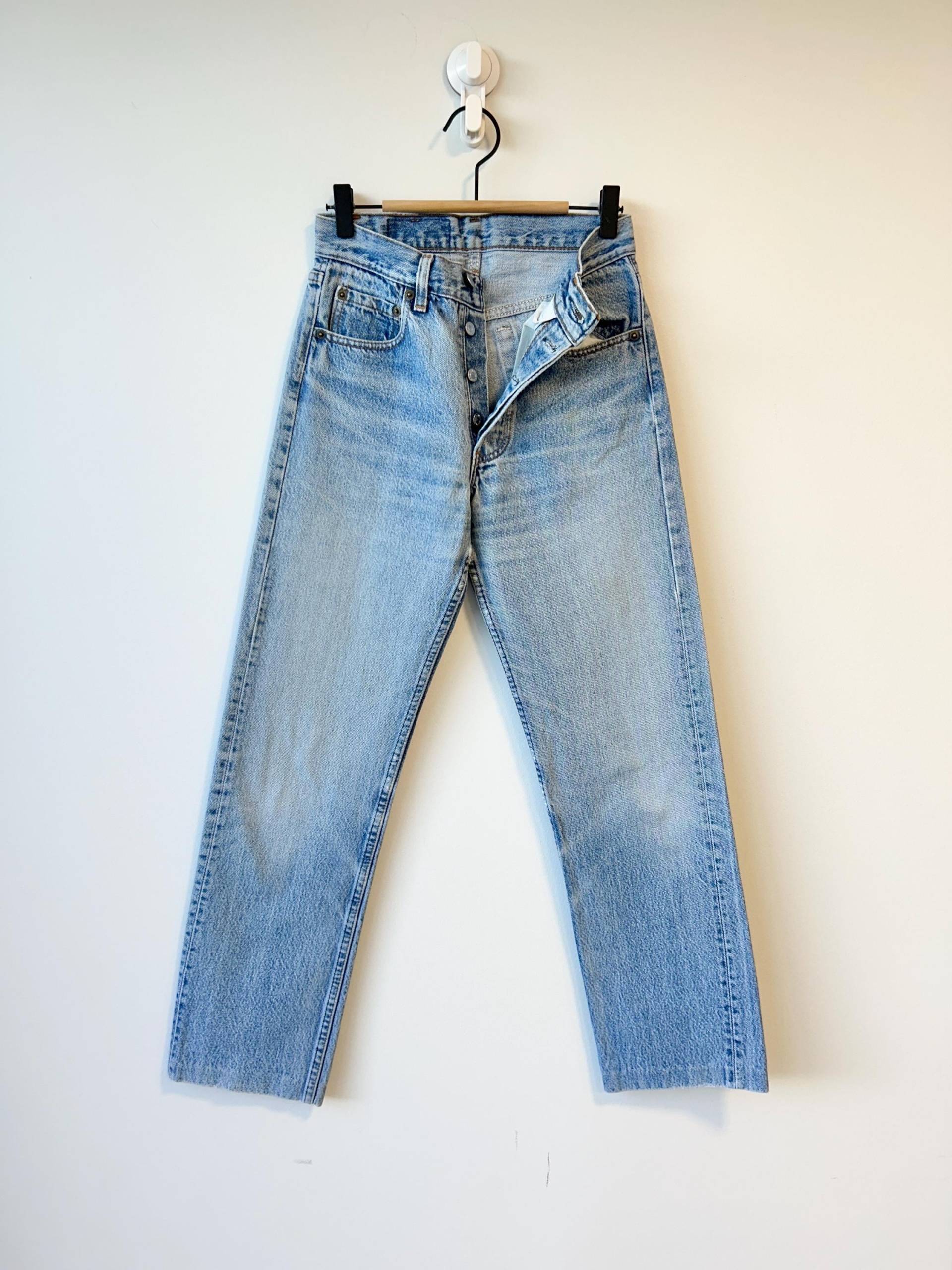 W25 L28 Levis 501 Vintage Light Stonewash Blau Gerades Bein Levi's 80S Made in Usa | 24/25 Waist W25 L28 Levis 501 Vintage Light Stonewash Blau Gerades Bein Levi's 80S Made in Usa | 24/25 Waist von VintageDenimEdit